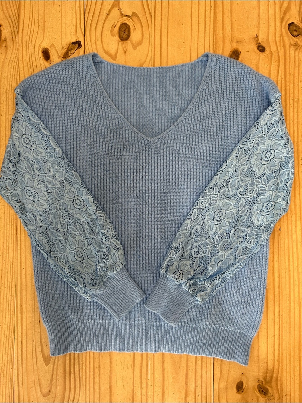Women’s Light Blue Chunky Knit V-Neck Long Lace Sleeve Sweater